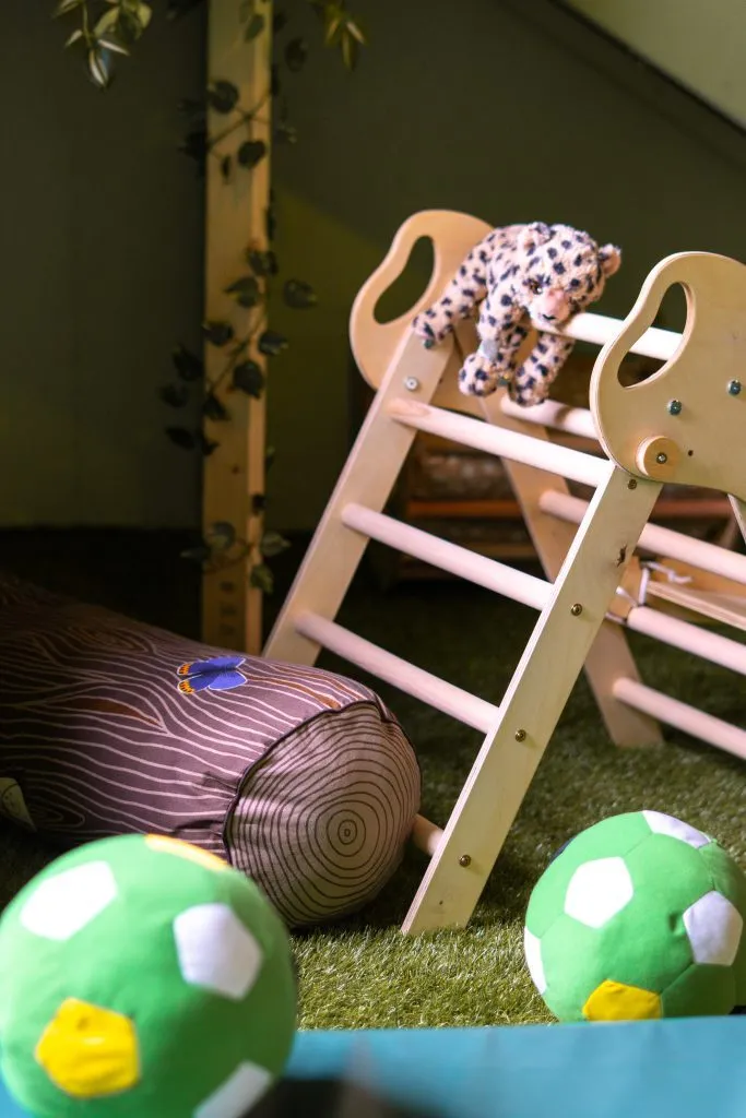 Kāpelēšanas un rotaļu zona bērniem