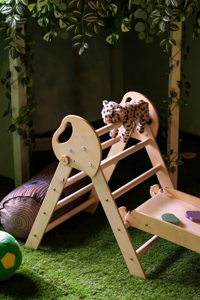 Kāpelēšanas un rotaļu zona bērniem